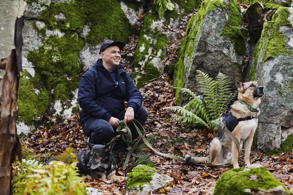 Sami ja Aramis-koira ovat kallion edessä